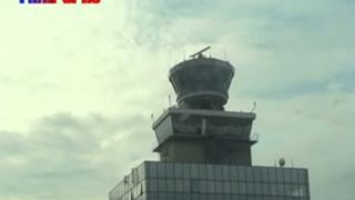 Už to nevydržel a přítelkyni voprcal na letišti. Good stuff on the airport - Film Porno | porno video zdarma