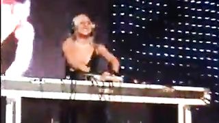 sexy blonde djane Öffentlichkeit nackt dj-set